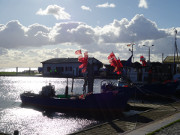 Hafen von Kamminke: Fischerboote im Sonnenlicht.