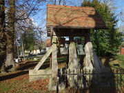 Eichengeblk: Glockenstuhl im Garzer Kirchhof.