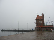 Hafen von Stralsund: Hafengebude im Nebel.