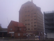 Nebel am Meer: Speicher am Hafen von Stralsund.
