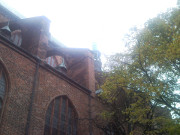 Gotik im Nebel: Nikolaikirche in der Altstadt von Stralsund.