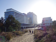 Am Strand: Das gewaltige Hotel Radisson Blu.