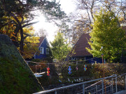 Sonne, Laubfrbung und Strandhuser: Bernsteinbad ckeritz.