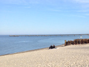 Seebad Lubmin im November: Sandstrand und Seebrcke.