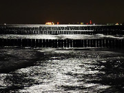 Mondlicht spiegelt sich auf dem Wasser der Ostsee.