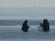 Kaltes Vergngen: Angler im Ostseewasser bei ckeritz.