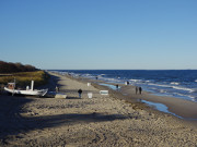 Fischerboot und Strandspaziergnger: Bilderbuchwetter auf Usedom.