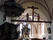 Johanniskirche zu Lassan: Kanzel, Kruzifix und Altar.