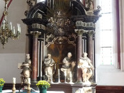 Apostel und Engel: Altar in der Lassaner Kirche.
