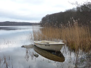 Winterruhe: Ruderboot im Wolgastsee bei Korswandt.