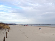 Einsam: Sandstrand und Seebrcke von Ahlbeck im Winter.