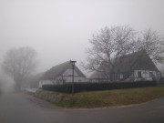 Fischerdorf im Nebel: Januartag in Loddin.