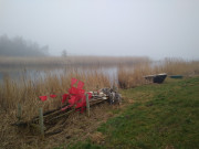 Bei Loddin: Fischerboot und Netztstangen an der Melle.