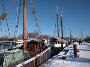 Museumshafen Greifswald: Kutter im Eis.