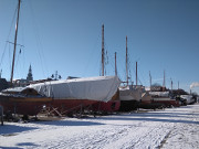 Unter Planen: Winterlager am Museumshafen Greifswald.