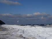 Kräftiger Wind aus Nordost: Breiter Eissaum an der Ostsee.