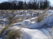 Bizarre Formen: Schneewehen auf der Düne am Ostseestrand.