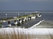 Mit gewaltigen Brten: Eiszapfen an der Sebrcke von Koserow.