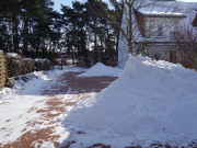 Mannshoch: Schneeberge im Hof der Steinbock-Ferienwohnungen.