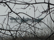 Trbes Wetter auf der Halbinsel Gnitz: Fischerboot auf dem Achterwasser.