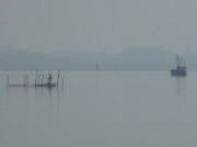 Netze und Fischerboot: Das Achterwasser an der Halbinsel Gnitz.