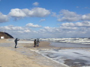 Wagemutige Strandbesucher: Sturm ber der Ostsee.