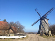 Windmhle und Steinplastiken: Auf dem Benzer Mhlenberg.