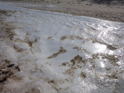 Resteis: Immer noch gibt es Eisflchen auf dem Ostseestrand.