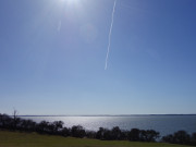 Wolkenloser Himmel ber dem Achterwasser: Frhling auf Usedom.