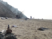 Aufgeschichtete Steine: Ostseestrand am Fu des Langen Berges.