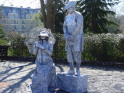 Lebende Skulpturen: Performance an der Swinemnder Strandpromenade.