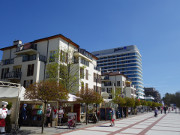 Frhling am Meer: Strandpromenade des Seebades Swinemnde.