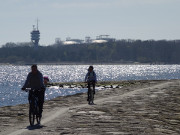 Auf der Westmole des Handelhafens Swinemnde: Mit dem Rad am Hafen.