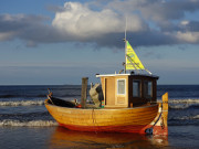Usedomer Symbolik: Fischerboot am Ostseestrand von Ahlbeck.