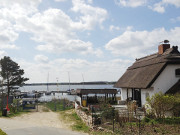 Rohrgedeckt: Haus am Hafen von Ziemitz auf dem Wolgaster Ort.