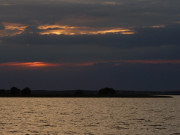 Dramatische Beleuchtung: Sonnenuntergang über dem Achterwasser.