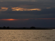 Dramatische Beleuchtung: Sonnenuntergang ber dem Achterwasser.