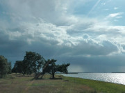 Usedomer Norden: Dunkel Wolken ber dem Peenestrom.