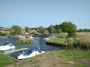 Fischerdorf Loddin am Achterwasser: Hafen und Wohnhuser.