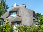 Strandnah: Rohrgedecktes Ferienhaus der gehobenen Kategorie.