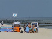 Nordwestwind: Sonnenbad auf dem Ostseestrand von Klpinsee.