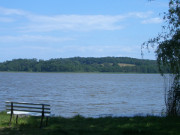 Idyllischer Platz in Stoben: Bank am Schmollensee.