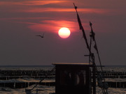 Fischerboot, Buhnen, Ostsee: Ein Urlaubstag geht zu Ende.