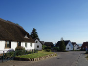 Blick herab zum Achterwasser: Das Fischerdorf Loddin.