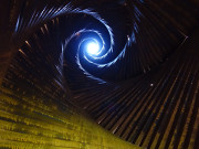 Spirale: Im Inneren einer Skulptur aus Stahl.
