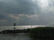 Dunkle Wolken: Wassersport auf dem Achterwasser.