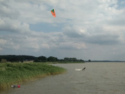 Kiter auf dem Achterwasser: Zwischen ckeritz und Stagnie.