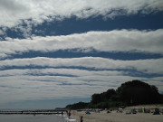 Gestreifter Himmel: Wolkenbildung ber dem Strand von Stubbenfelde.