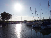 Segelboote im Hafen: Seebad Loddin am Abend.