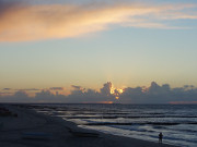 Abend auf der Insel Usedom: Strandwanderer bei Koserow.